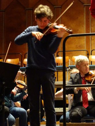 Violinsolisten Benjamin Günst övar i Deutsches Haus.